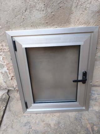 Ventana aluminio oscilobatiente con mosquitera
