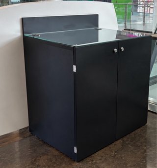 Mueble negro con sobre de cristal