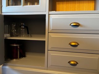 Mueble vajillero gris de madera