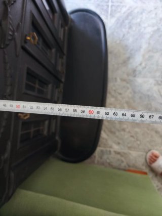 Estufa de leña negra con detalles dorados
