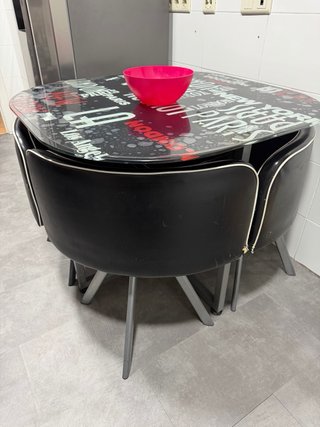 Mesa de cocina con 4 sillas negras