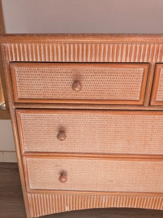 Cómoda de madera y ratán