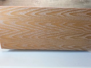 Cómoda de madera y ratán