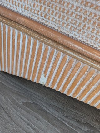 Cómoda de madera y ratán