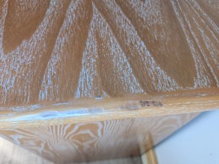 Cómoda de madera y ratán