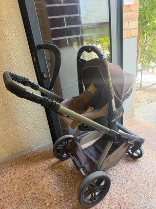 Carro de bebé marrón