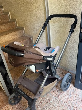 Carro de bebé marrón