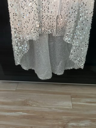 Vestido de fiesta plateado y blanco
