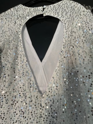 Vestido de fiesta plateado y blanco