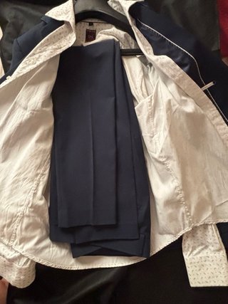 Traje de hombre azul y blanco