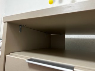 Escritorio beige con cajonera