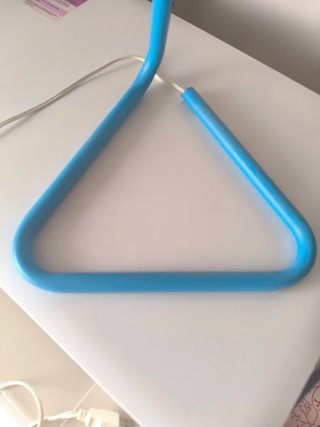 Lámpara de mesa IKEA azul y plateada