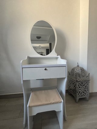 Tocador infantil blanco con espejo y taburete