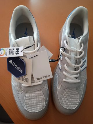 Zapatillas deportivas grises y blancas