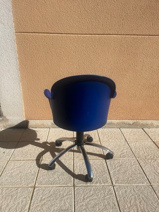 Silla de escritorio azul y plateada