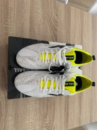 Botas de fútbol Kelme blancas y amarillas