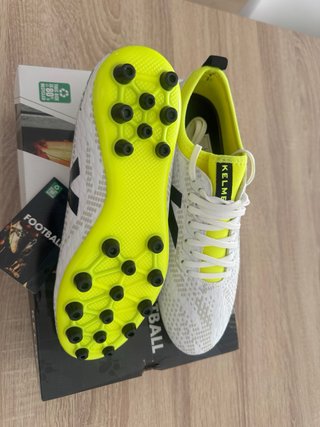 Botas de fútbol Kelme blancas y amarillas