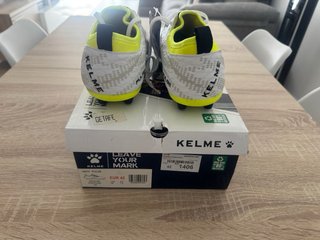 Botas de fútbol Kelme blancas y amarillas
