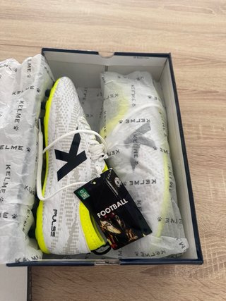 Botas de fútbol Kelme blancas y amarillas