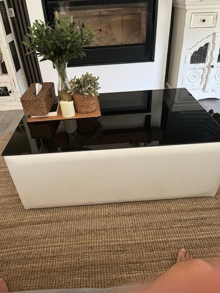 Mesa de salón con 2 puffs integrados