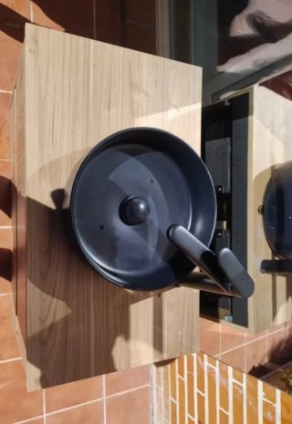 Mueble de baño con lavabo y grifo.