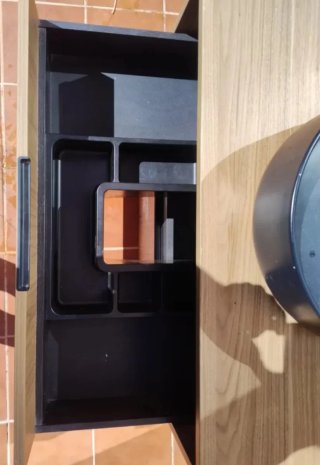 Mueble de baño con lavabo y grifo.