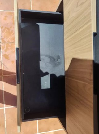 Mueble de baño con lavabo y grifo.