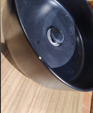 Mueble de baño con lavabo y grifo.