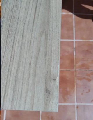 Mueble de baño con lavabo y grifo.