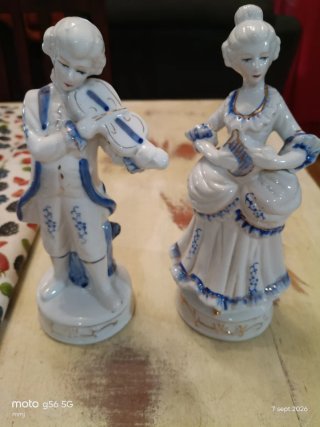 Coppia di figure in porcellana vintage musicisti 20 cm.