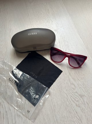 Gafas de sol Guess rojas