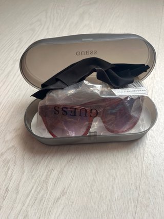 Gafas de sol Guess rojas