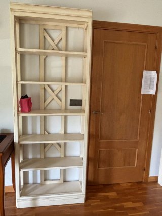 Librería blanca de madera