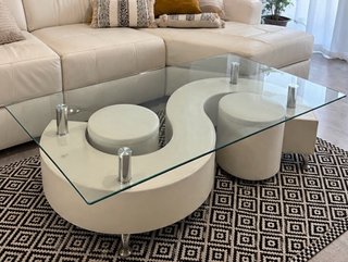 Mesa de centro de diseño con 2 taburetes integrado