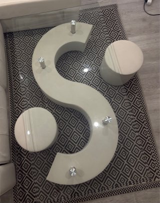 Mesa de centro de diseño con 2 taburetes integrado