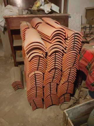 Tejas árabes rojas nuevas. Hay 200 tejas