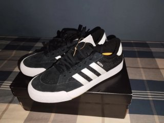 Zapatillas Adidas Nora Skate Negras Blancas