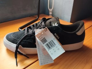 Zapatillas Adidas Nora Skate Negras Blancas