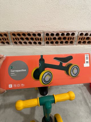 Correpasillos verde y amarillo para niños