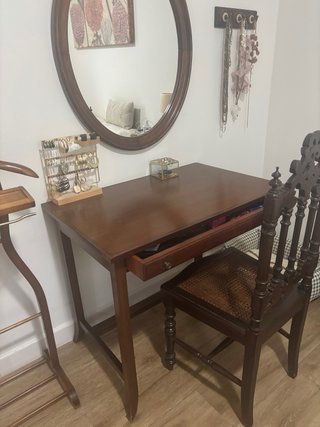 Escritorio madera con silla antigua