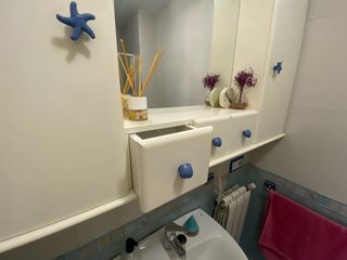 Mueble de baño blanco y azul