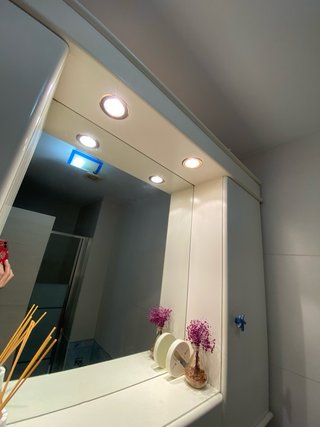 Mueble de baño blanco y azul