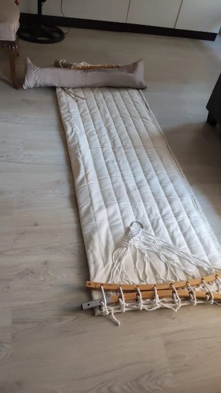 Hamaca acolchada con barra de madera