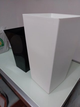 Maceteros grandes decorativos negros y blancos