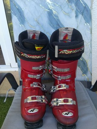 Botas de esquí Nordica rojas, con su bolsa.