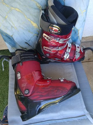 Botas de esquí Nordica rojas, con su bolsa.