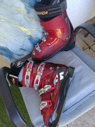 Botas de esquí Nordica rojas, con su bolsa.