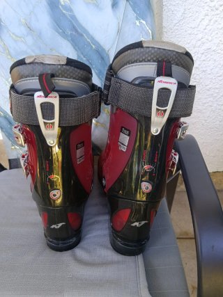 Botas de esquí Nordica rojas, con su bolsa.
