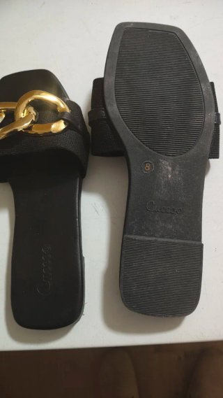 Ciabatte eleganti con catena dorata