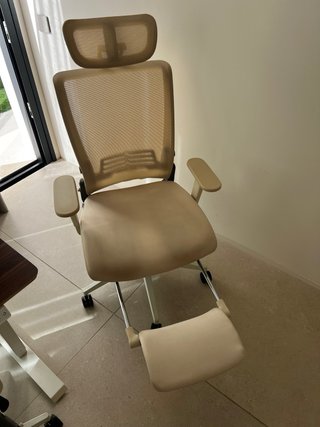 Silla de oficina ergonómica beige